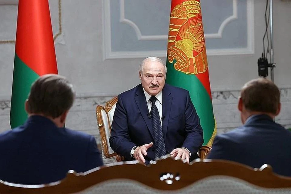 Лукашенко заявил, что не отдаст власть