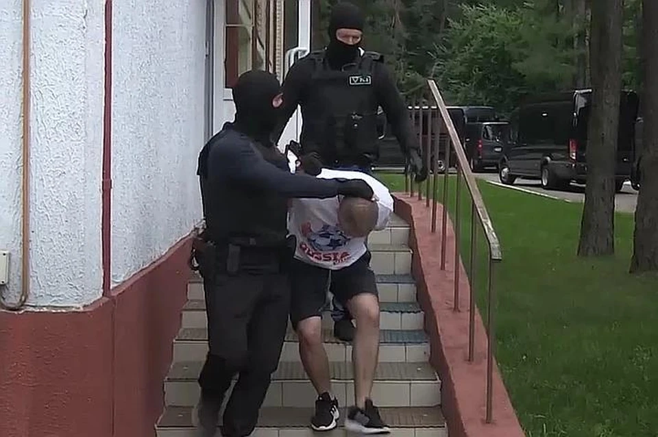 Момент задержания россиян. Фото: скрин видео
