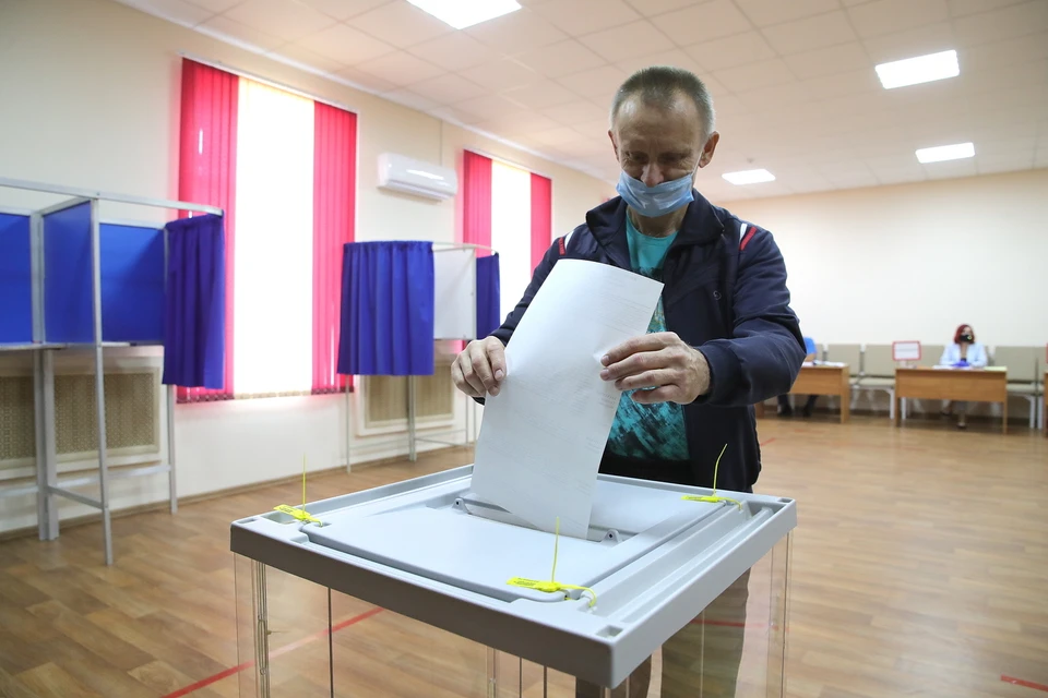 Первые избиратели уже пришли отдать свой голос. Фото: Правительство РО.
