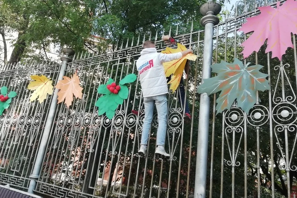 Украшением города занимались юноши и девушки из движения «Молодая гвардия», а также волонтеры Победы.