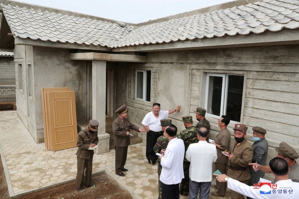Лидер КНДР Ким Чен Ын ознакомился с ходом восстановительных работ в пострадавшем от наводнения поселке