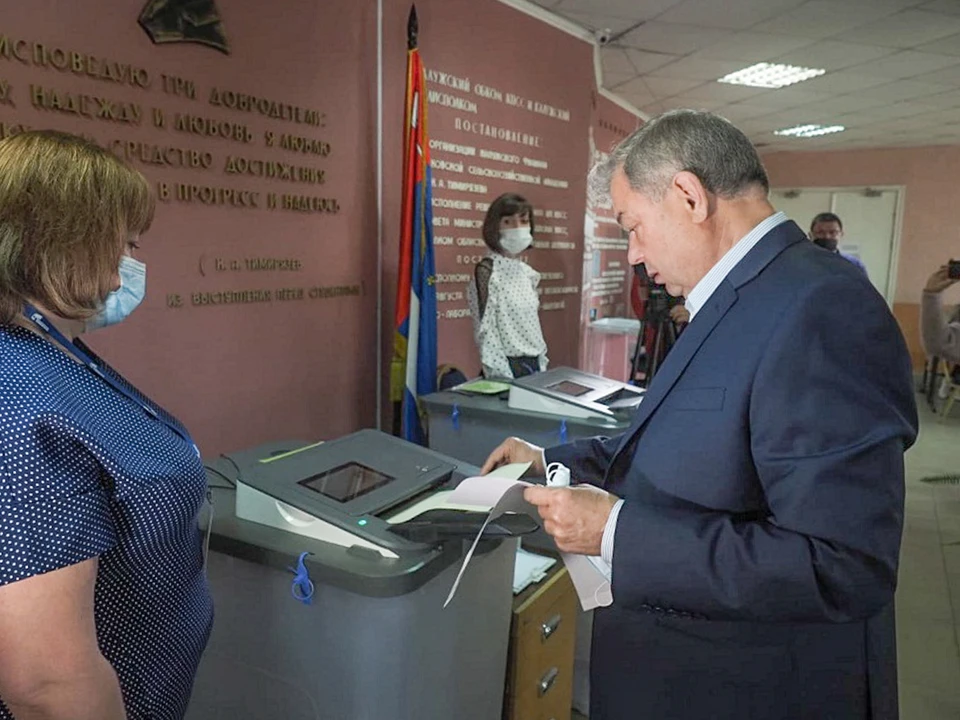 Свой голос сегодня отдал и член Совета Федерации ФС РФ от Калужской области Анатолий Артамонов.