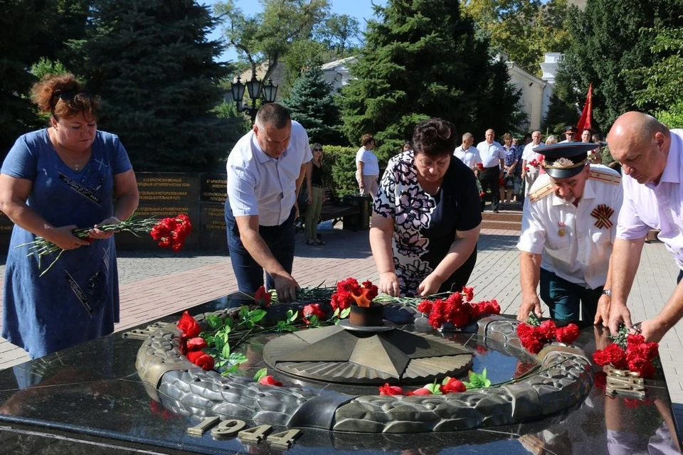 Во время акции в сквере Славы Керчи к Вечному Огню возложили цветы. Фото: официальный сайт администрации Керчи.