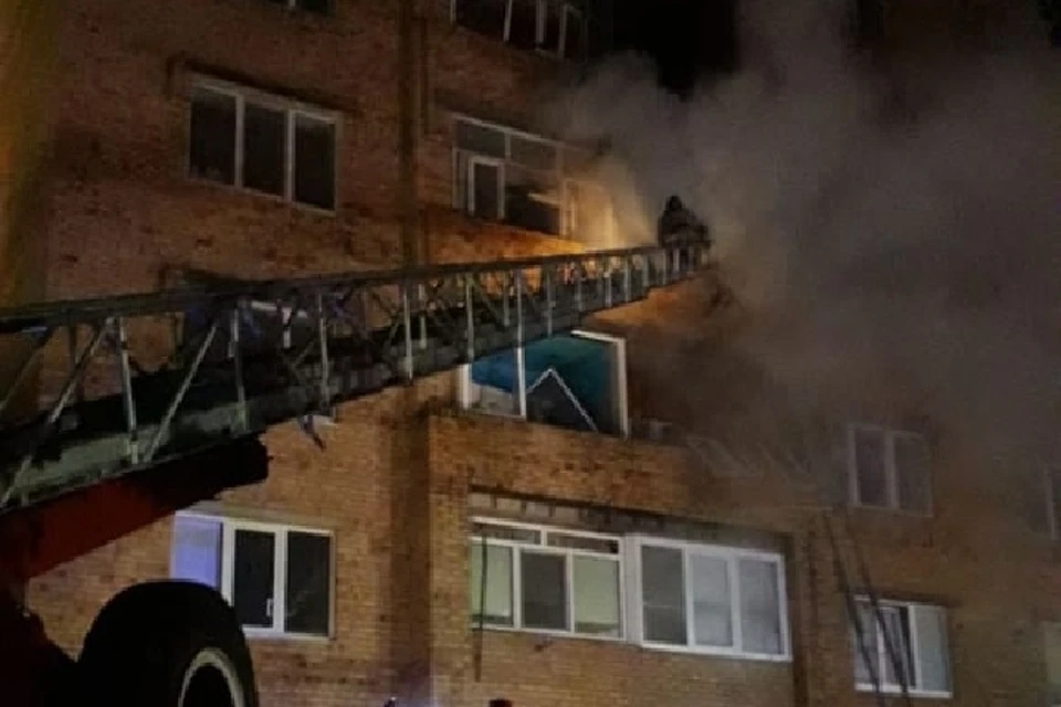 Было видно как языки пламени вырывались из окна квартиры наружу.