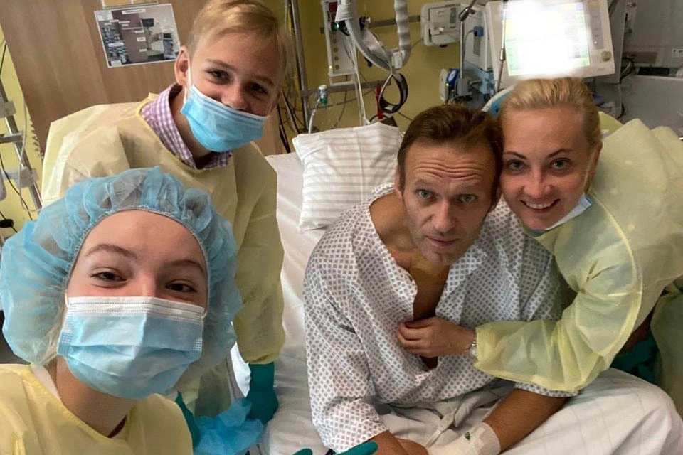 Находящийся на лечении в берлинской клинике «Шарите» российский блогер Алексей Навальный выложил в Инстаграм свое первое после выхода из комы фото.