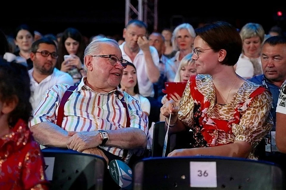 Евгений Петросян с молодой женой Татьяной Брухуновой.