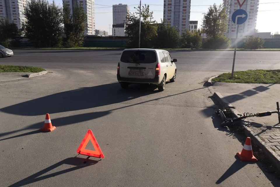 Две девочки попали на электросамокате под машину. Фото: ГИБДД Новосибирска