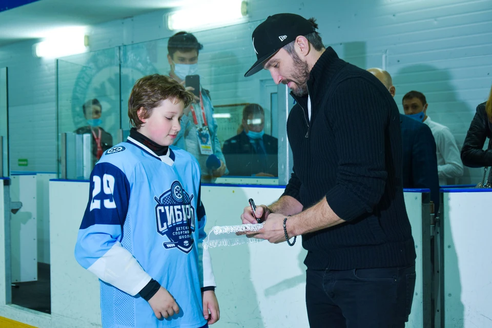 Александр Овечкин оставил автографы и пожал руки юным хоккеистам.