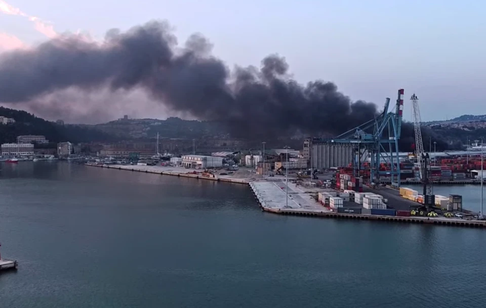 В порту итальянского города начался сильный пожар. Фото: скриншот видео