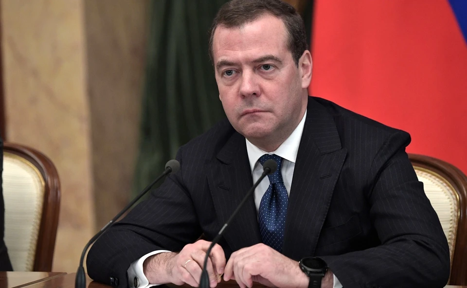 Путин наградил Медведева за заслуги перед Отечеством
