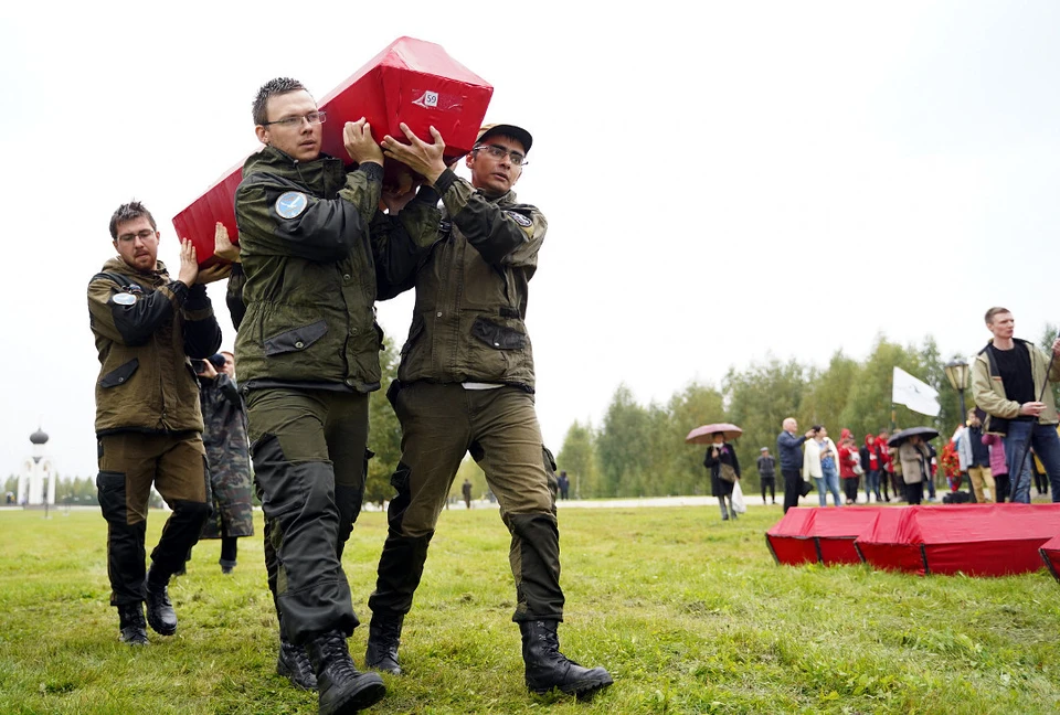Во время перезахоронения останков погибших солдат... Фото: ПТО