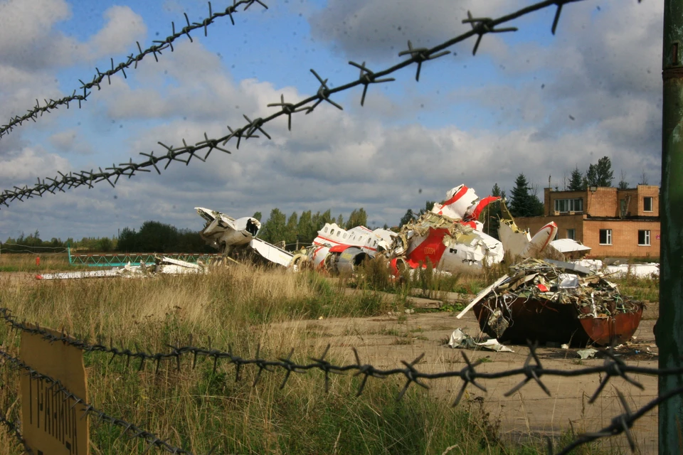 Останки самолета польского президента Леха Качиньского, которые разбился под Смоленском 10 апреля 2010 года, на аэродроме Северный под Смоленском.