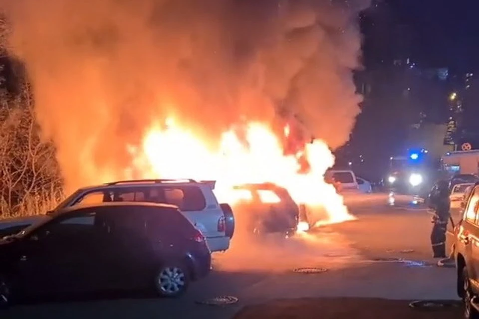 Горит семерка. Владивосток горят машины. ДТП Владивосток сгорела.
