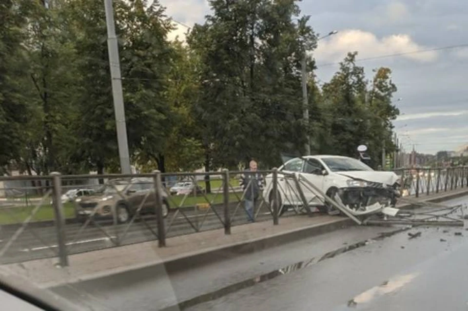 Авто врезалось в ограду на Пискаревском проспекте в Петербурге
