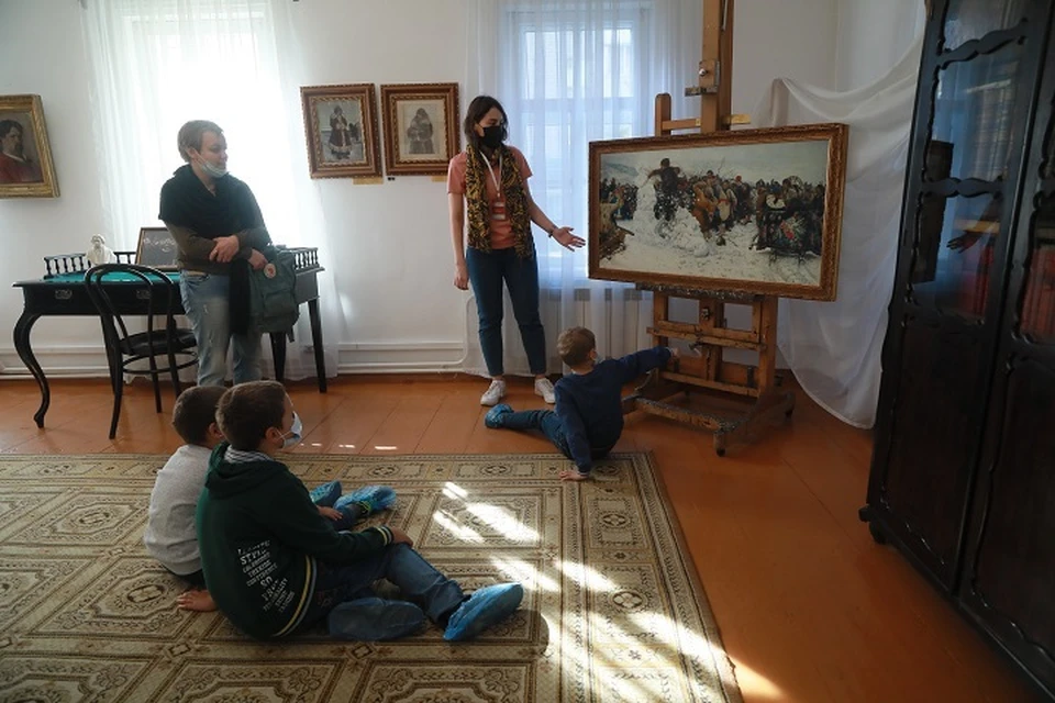 В комнате, где Суриков написал свой шедевр "Взятие снежного городка", дети узнали историю картины, ее героев и старинной сибирской забавы.