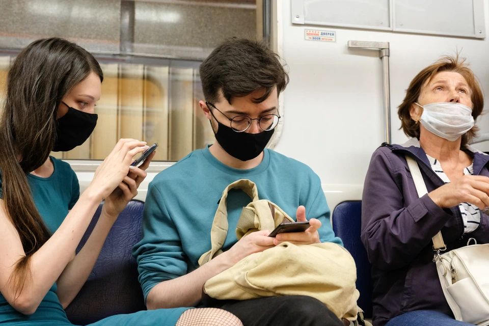Носить маску в метро Санкт-Петербурга нужно до 11 октября 2020 года.