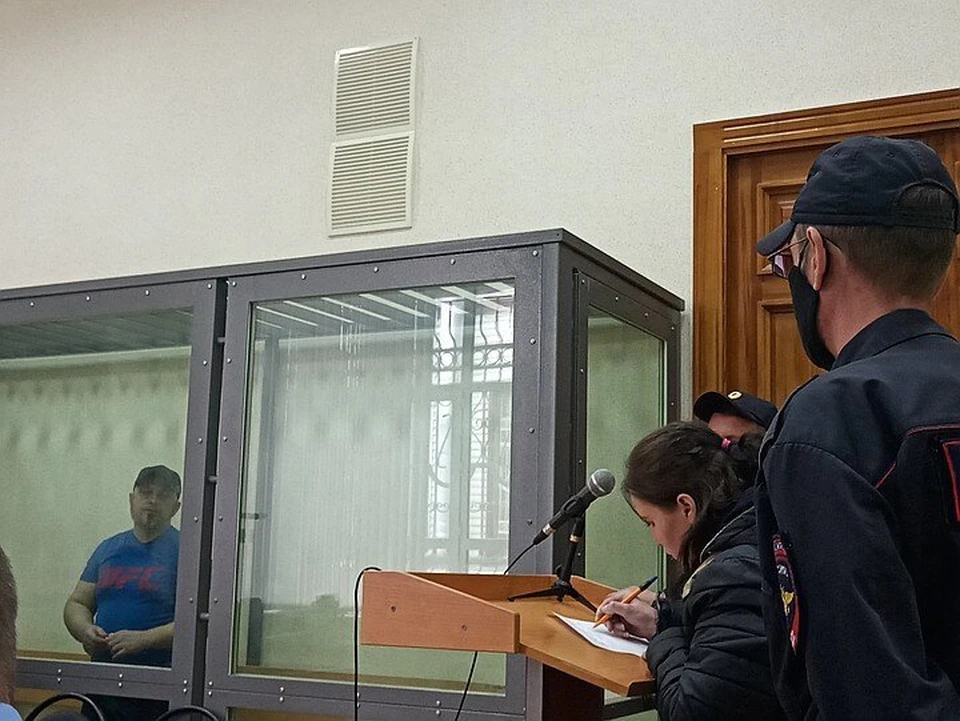 Зинаида Проскурина (на фото подписывает документ) недавно давала в суде показания против своего супруга