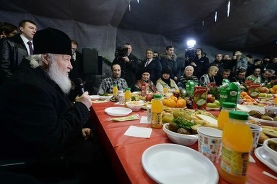 Патриарх Кирилл организовал рождественский обед с бездомными в «Ангаре спасения». Автор фото: Олег ВАРОВ/Пресс-служба Патриарха