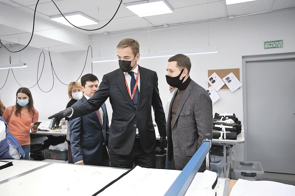 Виктор Евтухов и Дмитрий Шишкин на инновационном производстве SHISHKIN uniform atelier. Фото: SHISHKIN uniform atelier