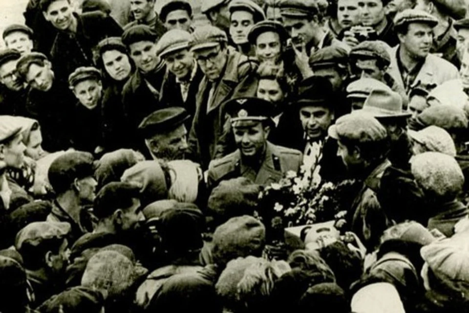 У Гагарина не было никакой охраны, он просто стоял в огромной толпе Фото: krskstate.ru