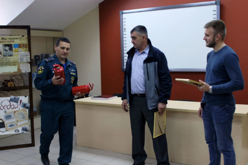 Четверо иркутян, которые спасли водителя из горящей машины, получили награды от МЧС. Фото: ГУ МЧС России по Иркутской области.