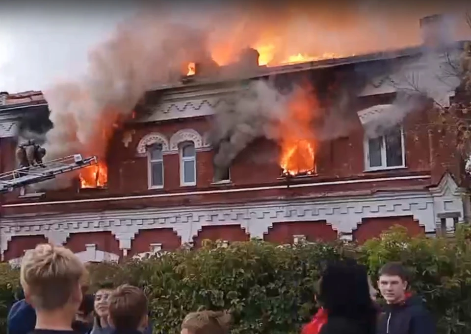 Старинная типография в центре Канска сгорела в третий раз за два года. Фото: стоп-кадр Лимон ТВ.