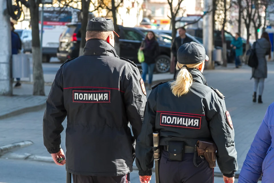 Мужчина застал возлюбленную с незнакомцем.
