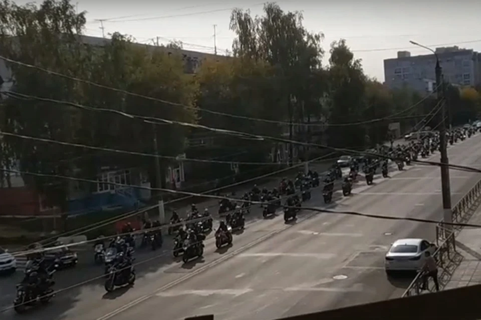 В Твери байкеры закрыли мотосезон Фото: vk.com/"Подслушано у водителей. Тверь"/Yulia Kruzhkina (скрин видео)