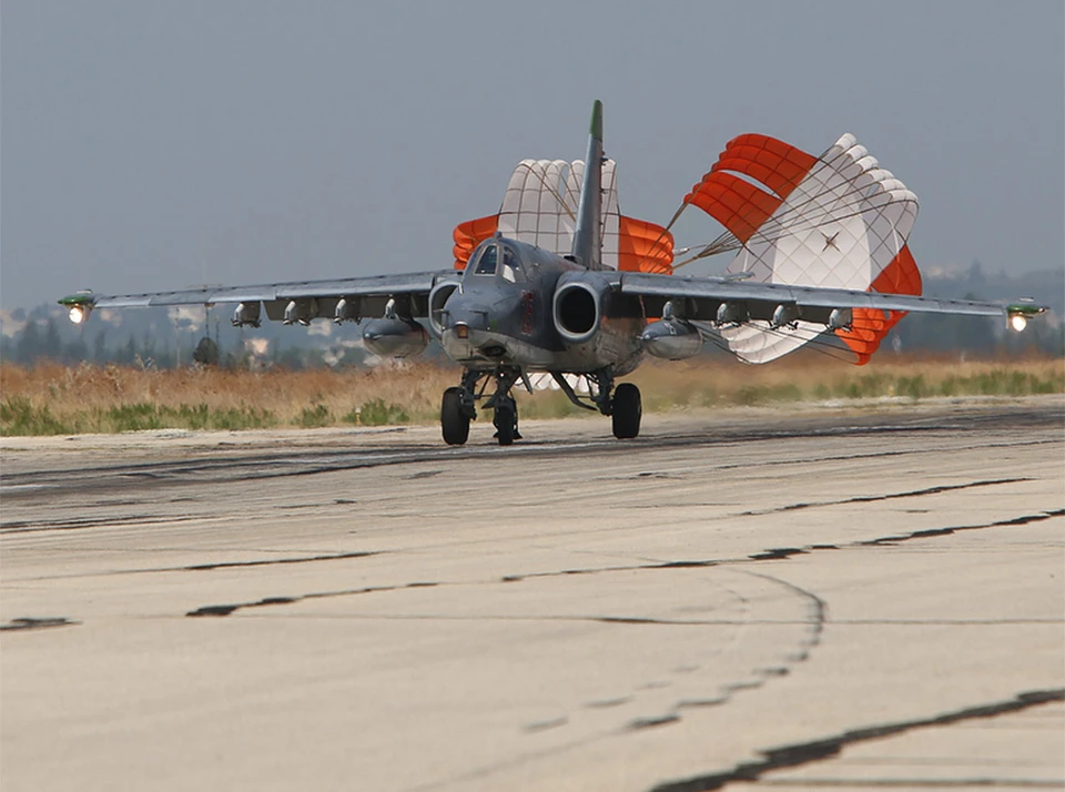 Штурмовик Су-25 во время посадки.