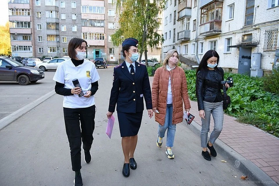 Участники акции расклеили листовки с телефоном доверия полиции, по которому можно обратиться анонимно. Фото: admkirov.ru