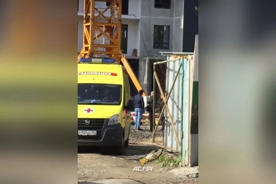 Днем 30 сентября в Новосибирске произошло ЧП на стройке в Калининском районе. Фото: кадр из видео\"АСТ-54"