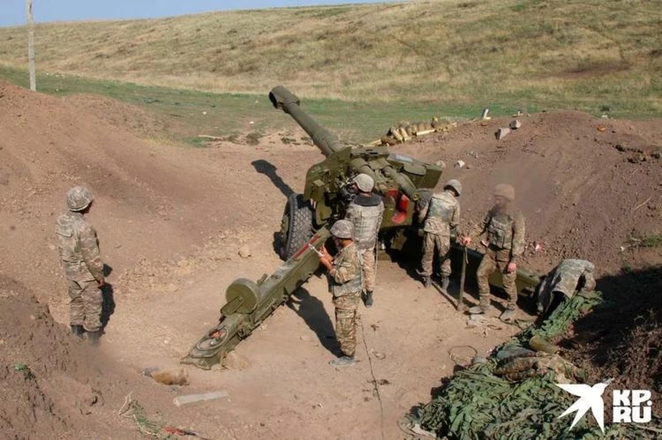 Российские военные отслеживают развитие ситуации в Карабахе, заявили в Кремле