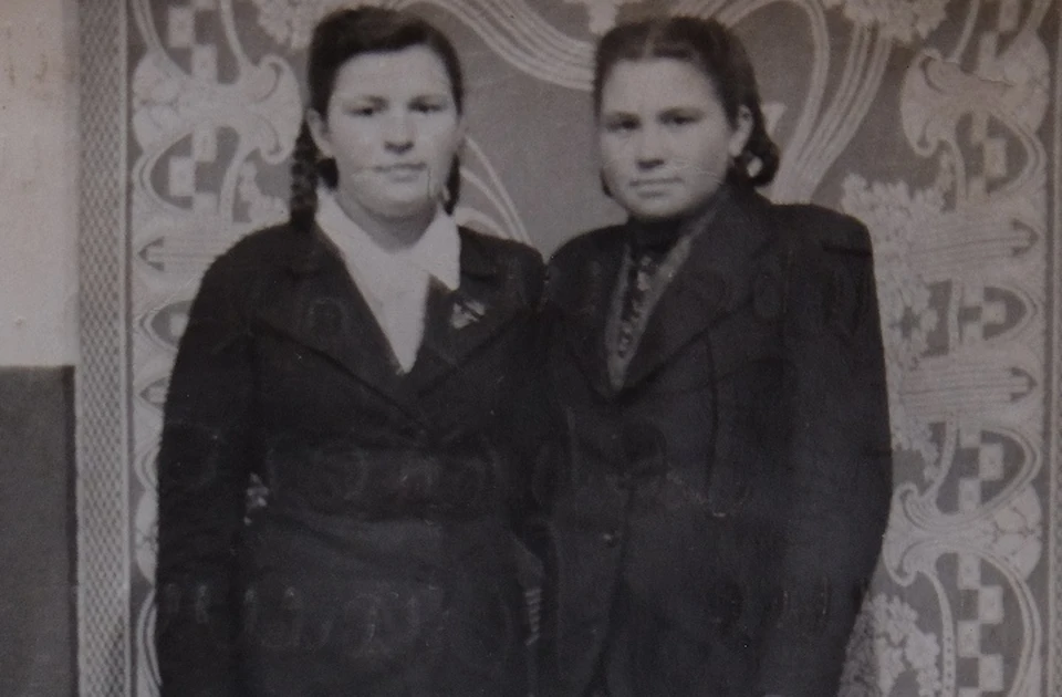 Нина Ликсунова (слева) с подругой в начале 50-х.