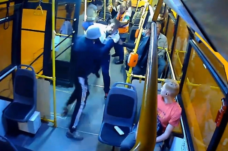 Дебошир напал на кондуктора в троллейбусе в Санкт-Петербурге и тут же ответил за это. Фото: vk.com/spb_today