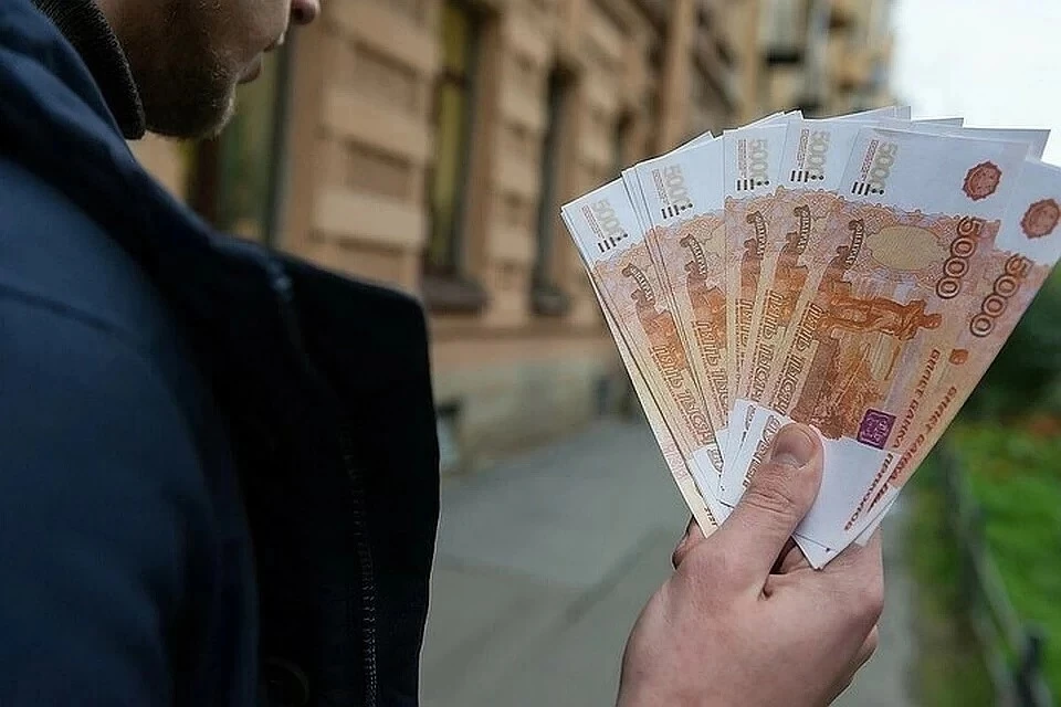 Разницу между поступившими и реально выплаченными деньгами злоумышленники похищали и распределяли между собой