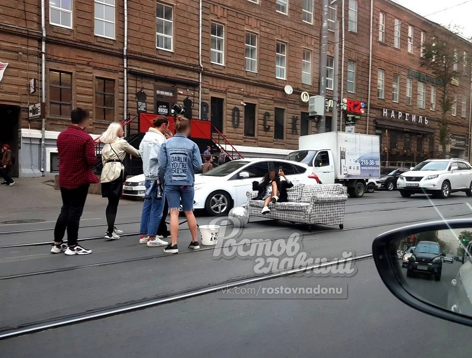 В центре донской столицы провели фотосессию прямо на дороге. Фото: Евгений Зубков, паблик "Ростов Главный. Новости Ростова-на-Дону"