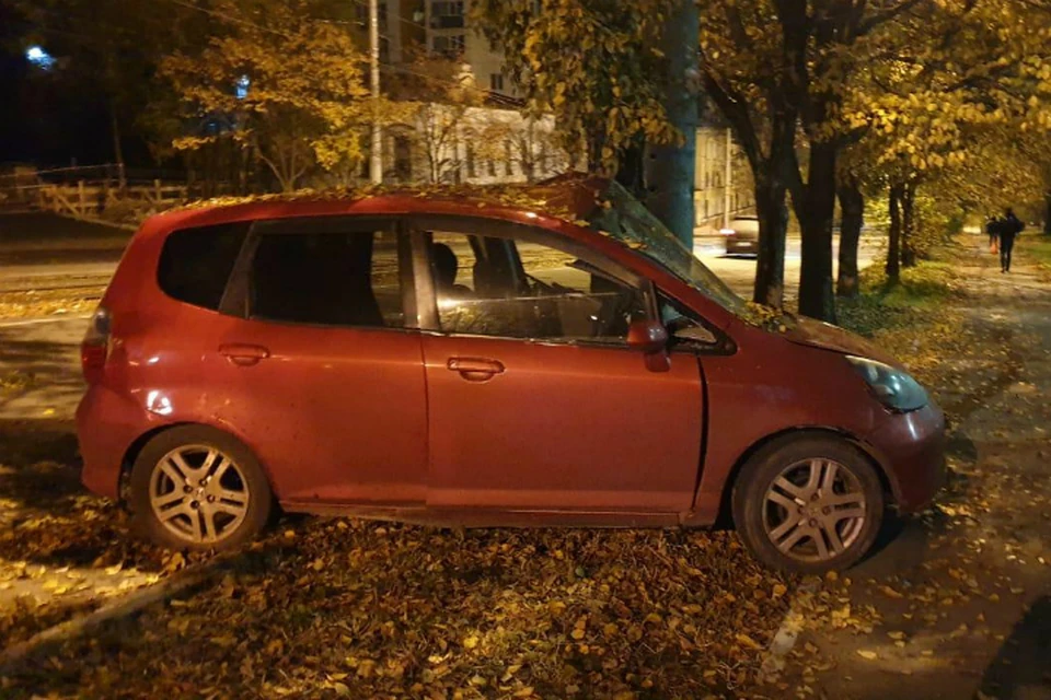 В центре Хабаровска машина врезалась в дерево