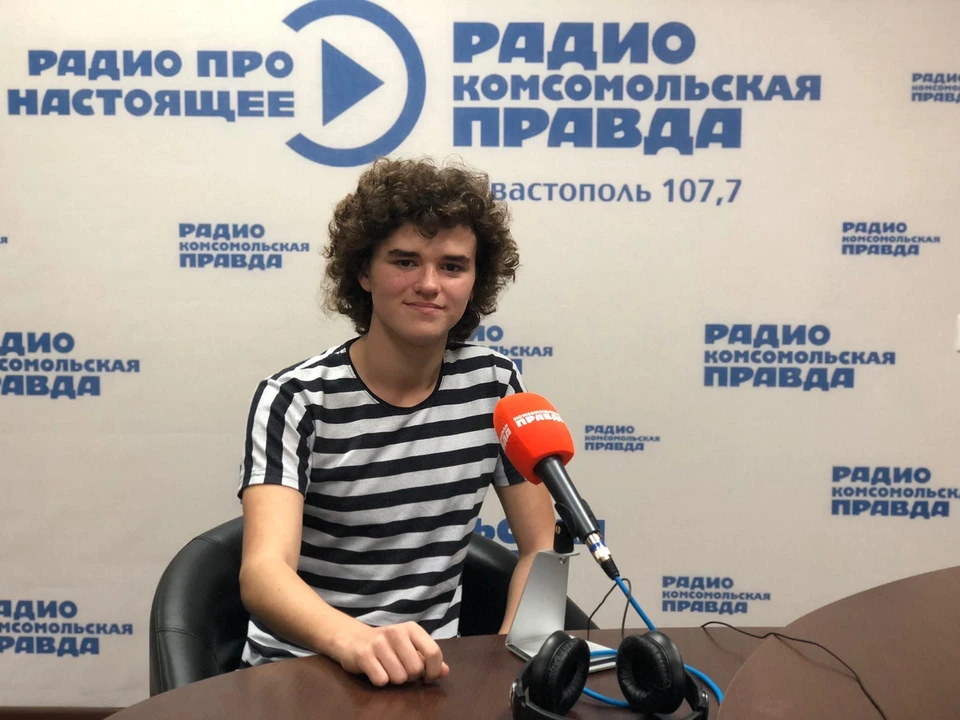 Скрипач-виртуоз Матвей Блюмин поздравил учителей Севастополя в эфире радио "Комсомольская правда"