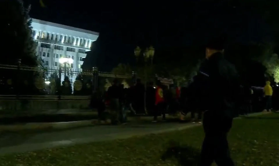 Митингующие попытались выломать ворота Белого дома.