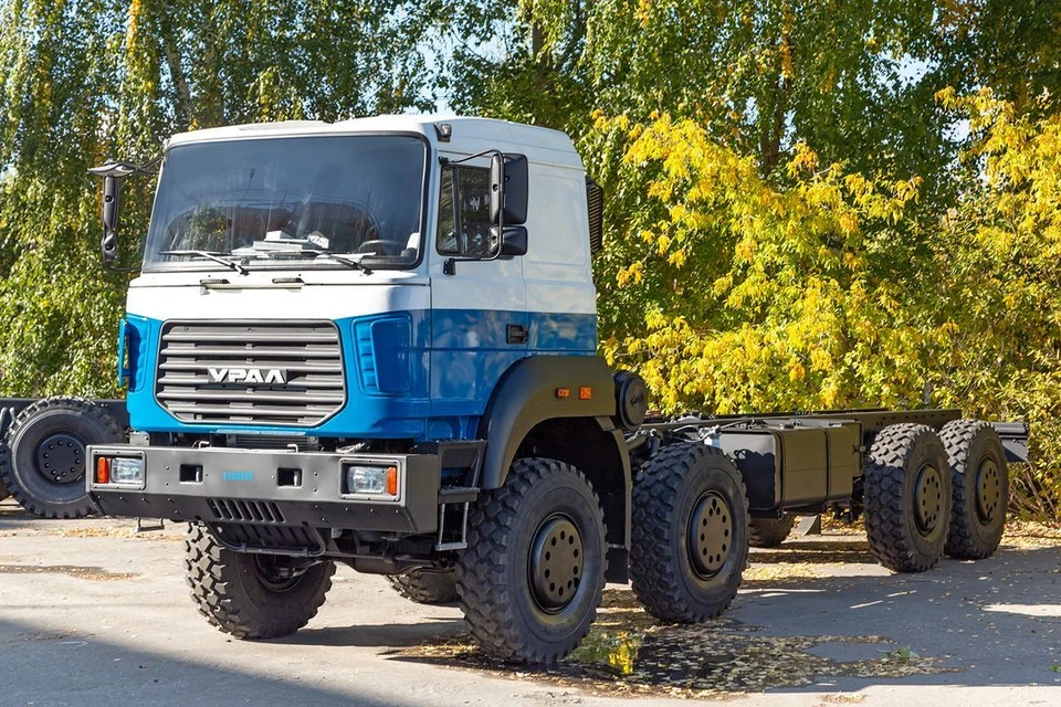 «Урал-9593» расширяет линейку продукции завода и увеличивает возможности установки на шасси «Урал» специальных тяжелых надстроек различного назначения
