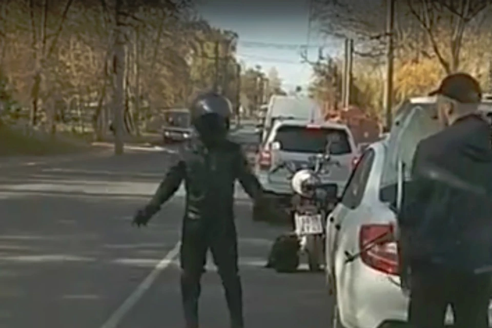 Вздумав угрожать мотоциклисту, автолюбитель вытащил из багажника предмет, подозрительно похожий на автомат. Фото: скрин с видео vk.com/kirovmp