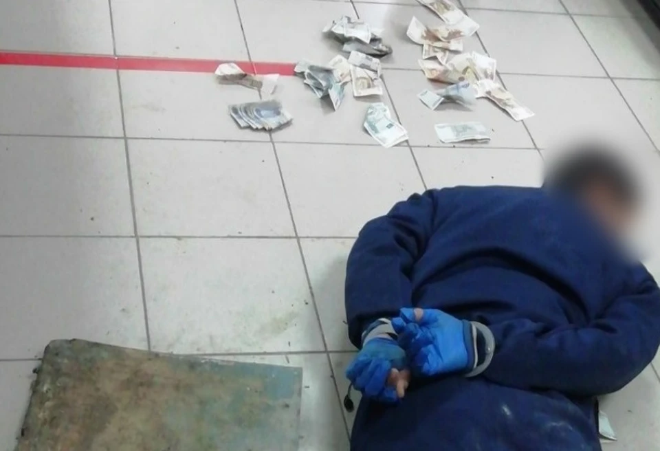 Под Тюменью мужчина в медицинской маске и с ножом пытался ограбить магазин. Фото - УМВД по Тюменской области.