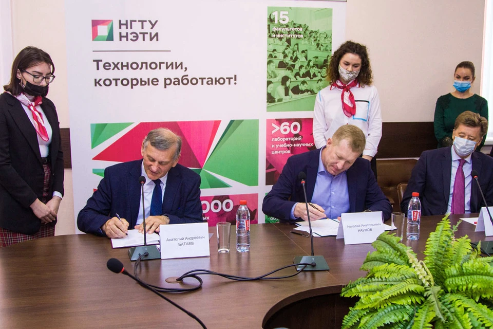 Генеральный директор Группы ЭПМ Николай Наумов и ректор НГТУ Анатолий Батаев подписывают соглашение о сотрудничестве.