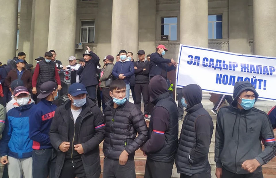 С утра сторонники Садыра Жапарова вновь вышли к Дому правительства. Для них он единственный легитимный премьер.