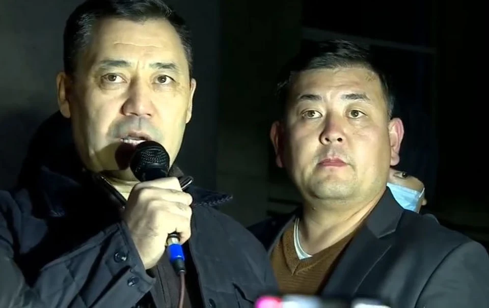 Садыр Жапаров во время встречи со своими сторонниками на митинге 8 октября (кадр видео Azattyk Media).
