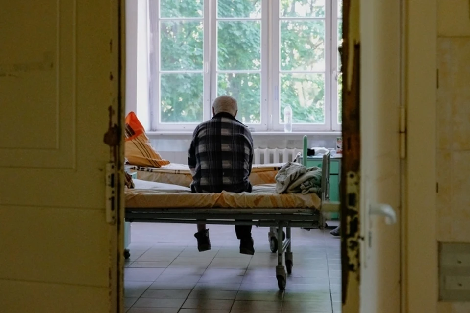 В больницах много ковидных пациентов солидного возраста.