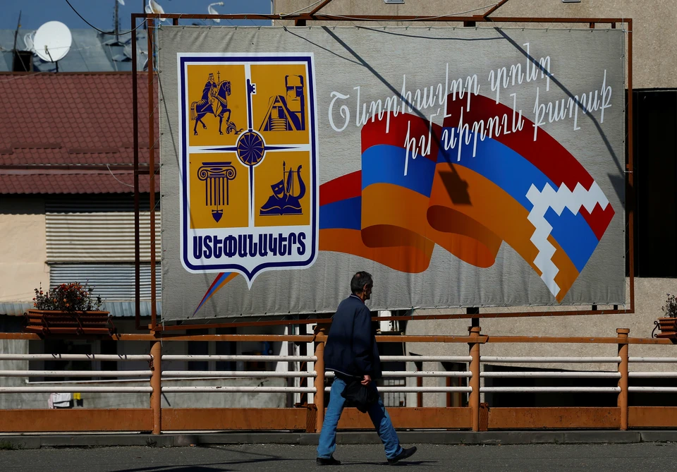 Стенд с флагом НКР в Степанакерте.