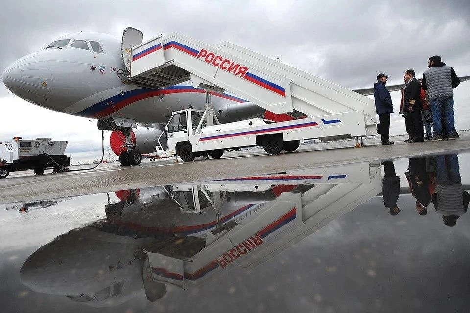 Самолет специального летного отряда "Россия" в аэропорту.