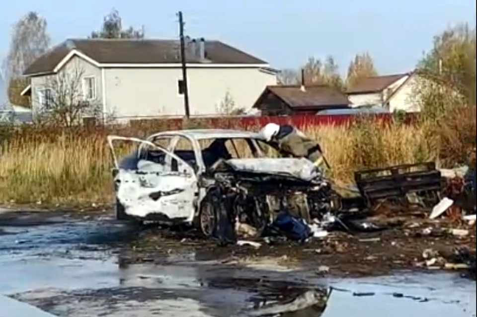 Легковушку спасти не удалось, она сгорела. Фото: скрин из видео из паблика "Подслушано у медиков г.Тверь"/vk.com/podslyshano_y_medikov