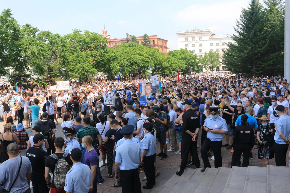 По подсчетам мэрии на площади собралось около пятисот человек